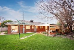 6 Jason Cct, West Wodonga VIC 3690, Australia