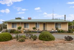 4 Railway Parade, Robertstown SA 5381, Australia