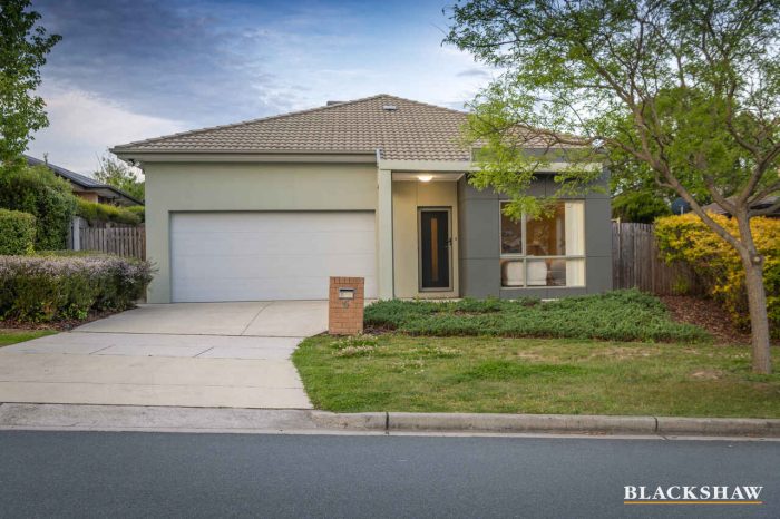 6 Mary Lee St, Bonython ACT 2905, Australia