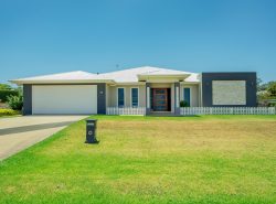 29 Holly Ave, Cawdor QLD 4352, Australia