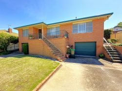 19 Karabah Ave, Young NSW 2594, Australia