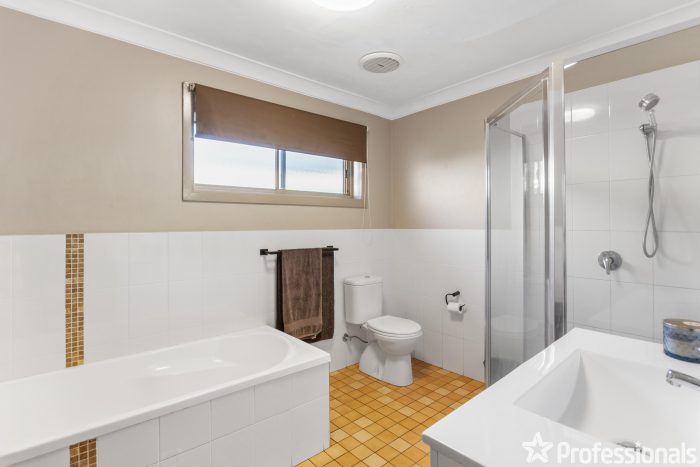 3 Tummell Cl, West Nowra NSW 2541, Australia