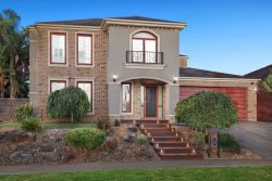 38 Hascombe Dr, Caroline Springs VIC 3023, Australia