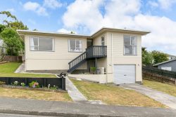 17 Cheltenham Terrace, Newlands, Wellington, 6037, New Zealand