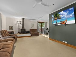 20 Annette St, Dundowran Beach QLD 4655, Australia