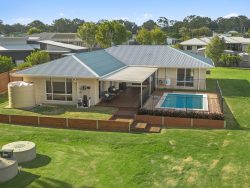 4 Emperor Ct, Craignish QLD 4655, Australia