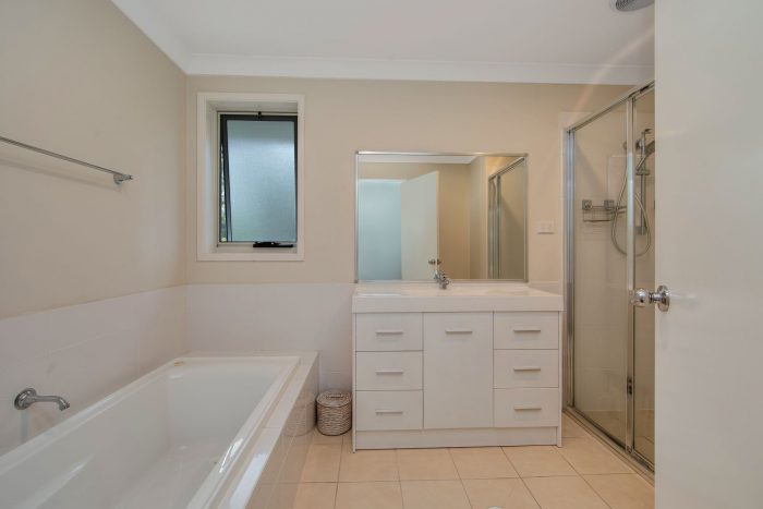 1 Windsorgreen Dr, Wyong NSW 2259, Australia