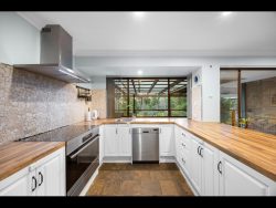 6 Barnes Rd, Roleystone WA 6111, Australia