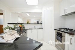 Unit 1/2 Croydondale Dr, Mooroolbark VIC 3138, Australia