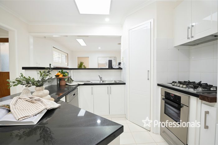 Unit 1/2 Croydondale Dr, Mooroolbark VIC 3138, Australia