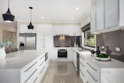 322 Gallaghers Rd, Glen Waverley VIC 3150, Australia