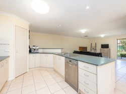 2 Sheoak Ct, Shepparton VIC 3630, Australia