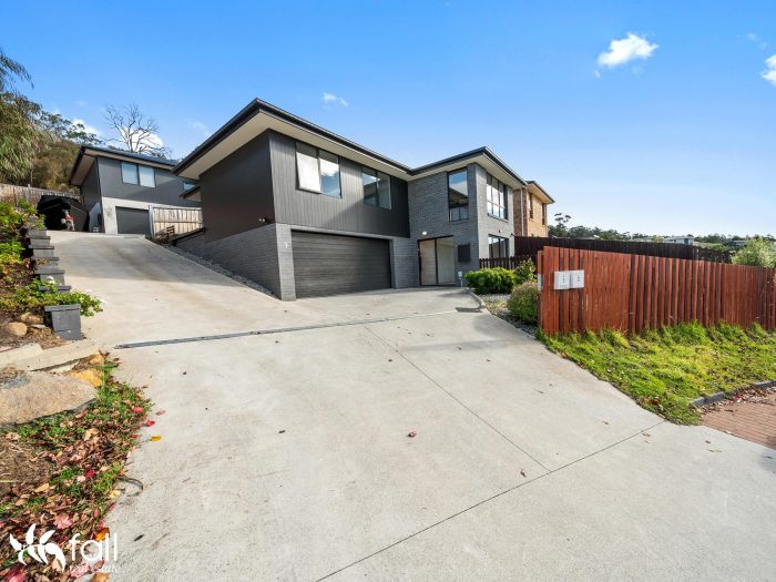 Unit 1/2 Betsy Mack Pl, Howrah TAS 7018, Australia