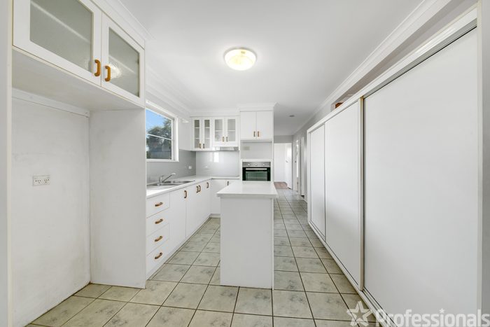 26 Coase St, West Gladstone QLD 4680, Australia