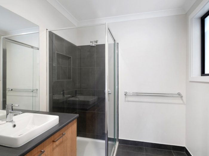 13 Handbury Blvd, Hamilton VIC 3300, Australia
