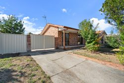 9 Leibnitz Pl, Isabella Plains ACT 2905, Australia