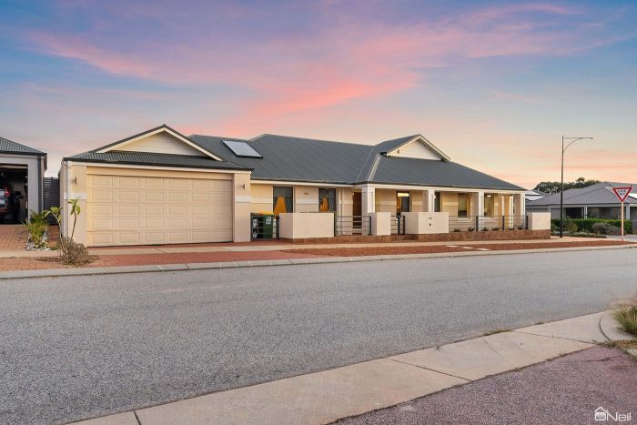 14 Strathclyde Cct, Champion Lakes WA 6111, Australia