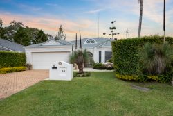 10 Torres Ct, Burleigh Waters QLD 4220, Australia