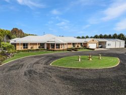 244 Beveridges Rd, Hamilton VIC 3300, Australia