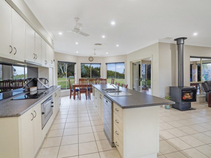 244 Beveridges Rd, Hamilton VIC 3300, Australia