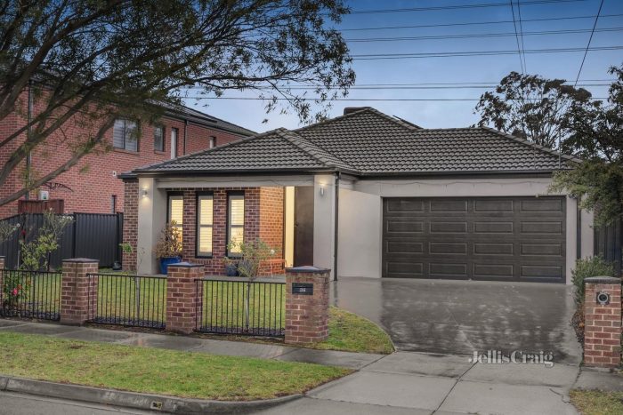 36 Johnson Dr, Glen Waverley VIC 3150, Australia