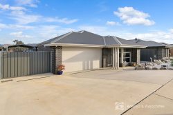 13 Cromwell Rd, Leneva VIC 3691, Australia
