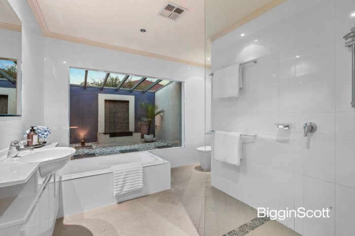 4 Kingswood Ave, Mount Waverley VIC 3149, Australia