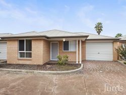 2/1 Desmond St, Cessnock NSW 2325, Australia