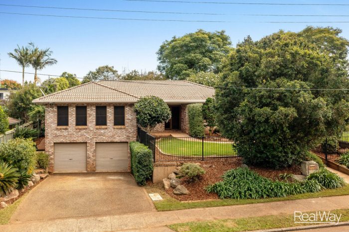 271 MacKenzie St, Centenary Heights QLD 4350, Australia