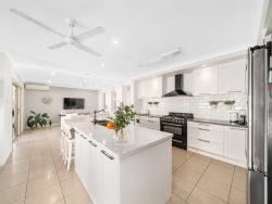 6 Baybreeze Cres, Murrumba Downs QLD 4503, Australia