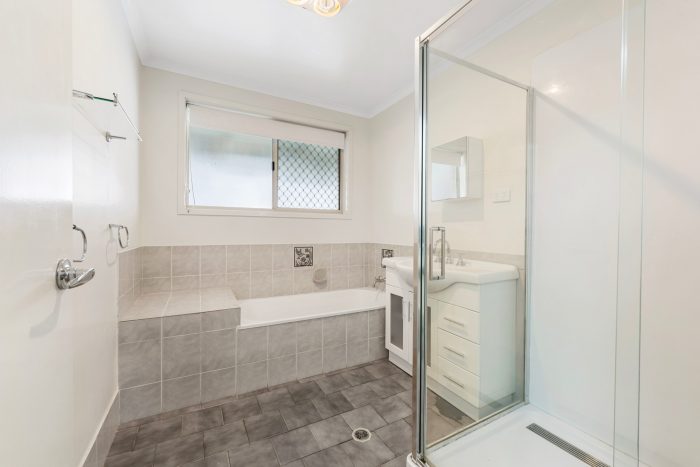 43 Blue Gum Dr, Newtown QLD 4350, Australia
