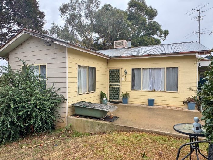 21 Clifton St, Young NSW 2594, Australia