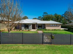 59 Reis Rd East, Highfields QLD 4352, Australia