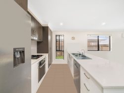 41 Sundown Cct, North Lakes QLD 4509, Australia