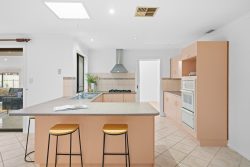 6 Winham Ave, Old Reynella SA 5161, Australia