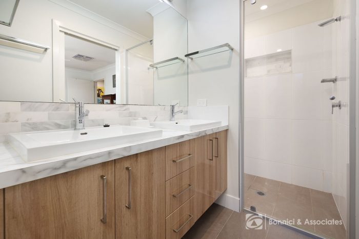 12 Cardiff Dr, Wodonga VIC 3690, Australia