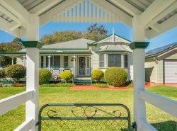 1 Bronwyn Ct, Highfields QLD 4352, Australia