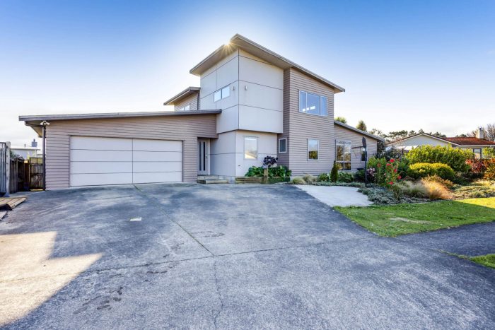 17 Elizabeth Grove, Stratford, Taranaki, 4332, New Zealand