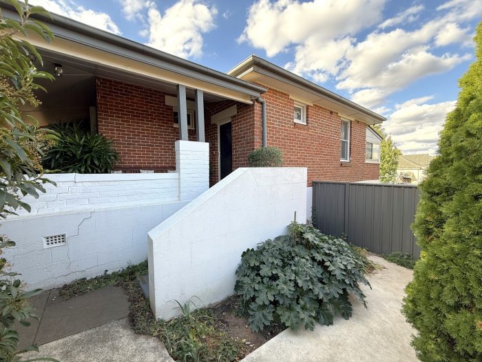 8 Elizabeth St, Young NSW 2594, Australia