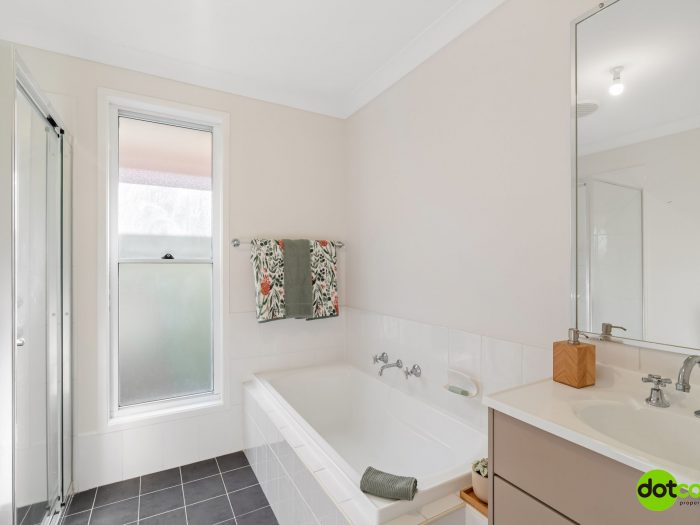 7 Inderan Ave, Lake Haven NSW 2263, Australia