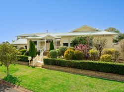 2 Kestrel Dr, Highfields QLD 4352, Australia