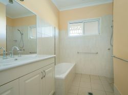 2 Kestrel Dr, Highfields QLD 4352, Australia