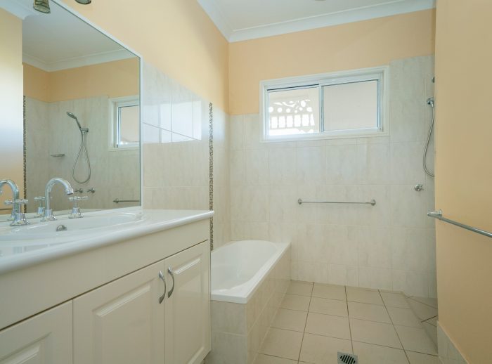 2 Kestrel Dr, Highfields QLD 4352, Australia