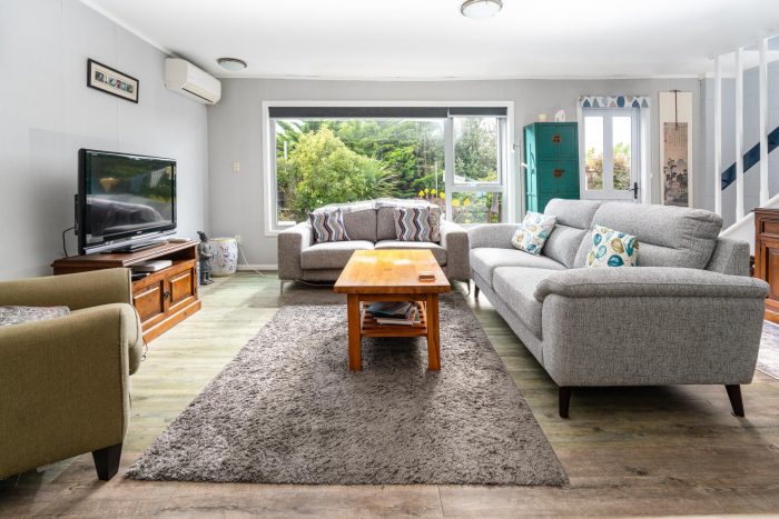 11 Hollydale Grove, Churton Park, Wellington, 6037, New Zealand