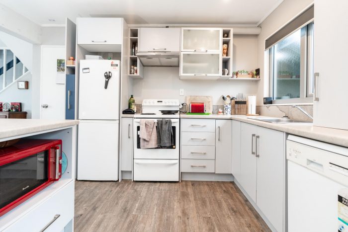 11 Hollydale Grove, Churton Park, Wellington, 6037, New Zealand