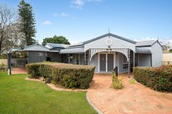 8 Stringybark St, Regents Park QLD 4118, Australia