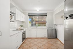 8 Stringybark St, Regents Park QLD 4118, Australia