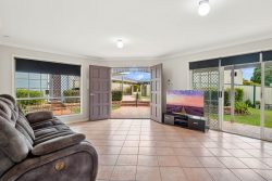 8 Stringybark St, Regents Park QLD 4118, Australia