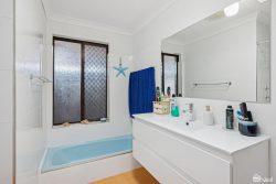 32 Excalibur Cir, Camillo WA 6111, Australia