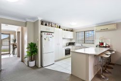 4 Mia Ct, Nikenbah QLD 4655, Australia